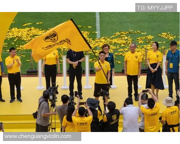 广州足球队意识争议引发热议球迷与专家各执己见探讨球队未来发展